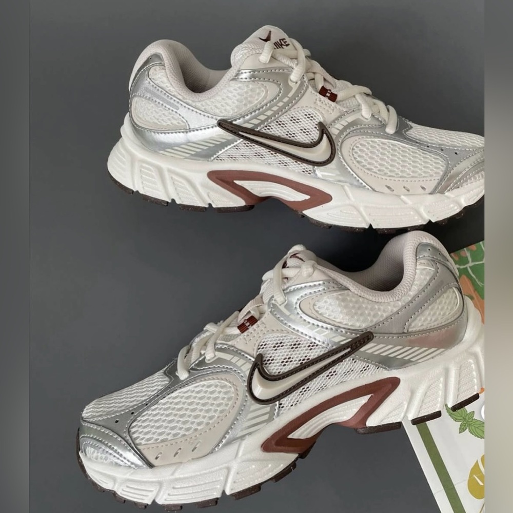 Nike V5 RNR Women's Sneaker - White/Brown